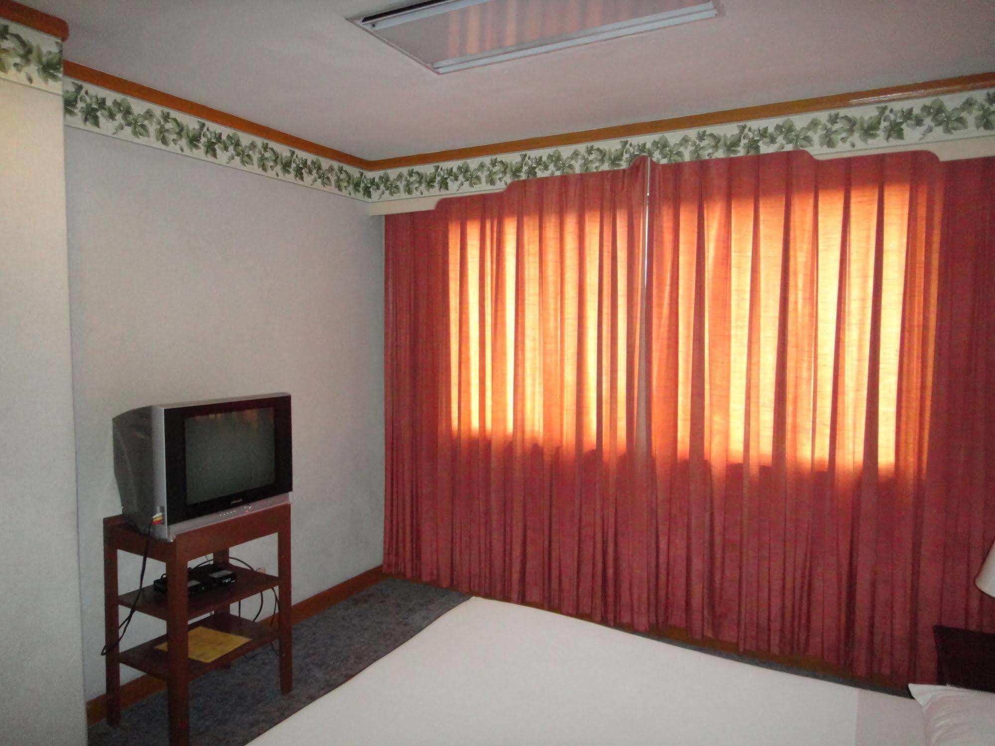 Holiday Plaza Hotel Cebu Zewnętrze zdjęcie