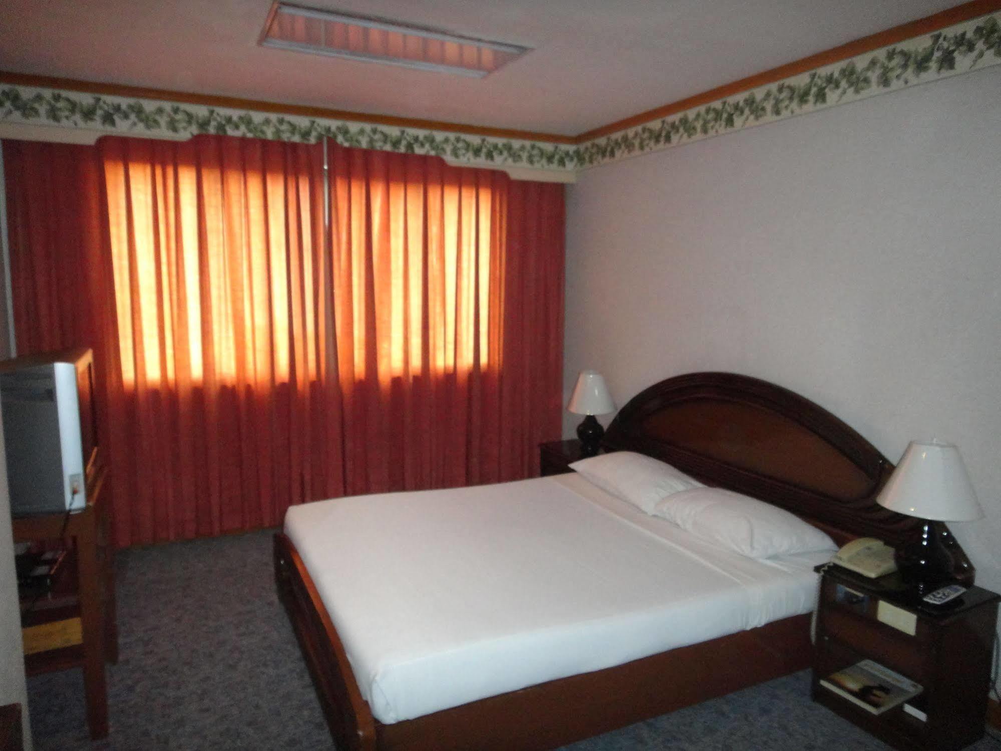 Holiday Plaza Hotel Cebu Zewnętrze zdjęcie