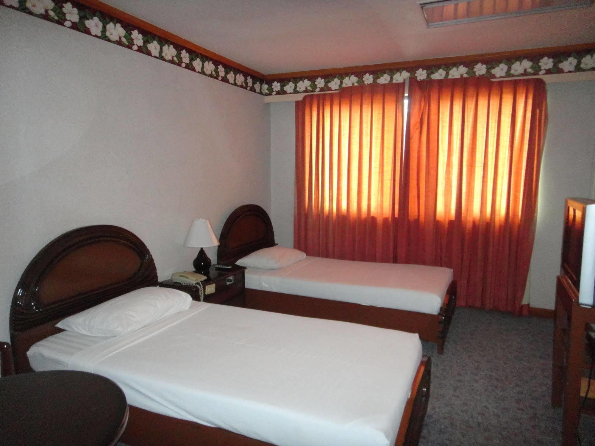 Holiday Plaza Hotel Cebu Zewnętrze zdjęcie