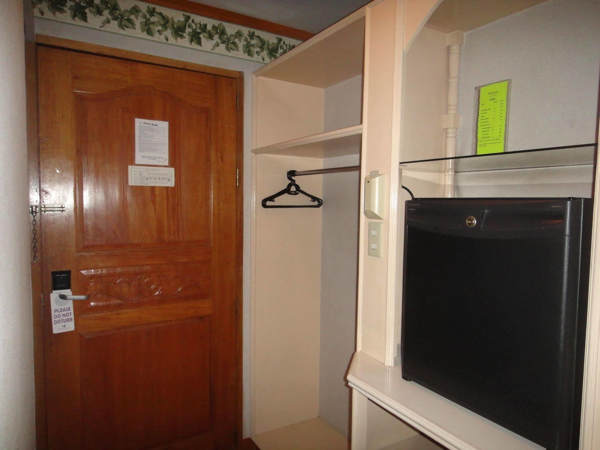 Holiday Plaza Hotel Cebu Zewnętrze zdjęcie