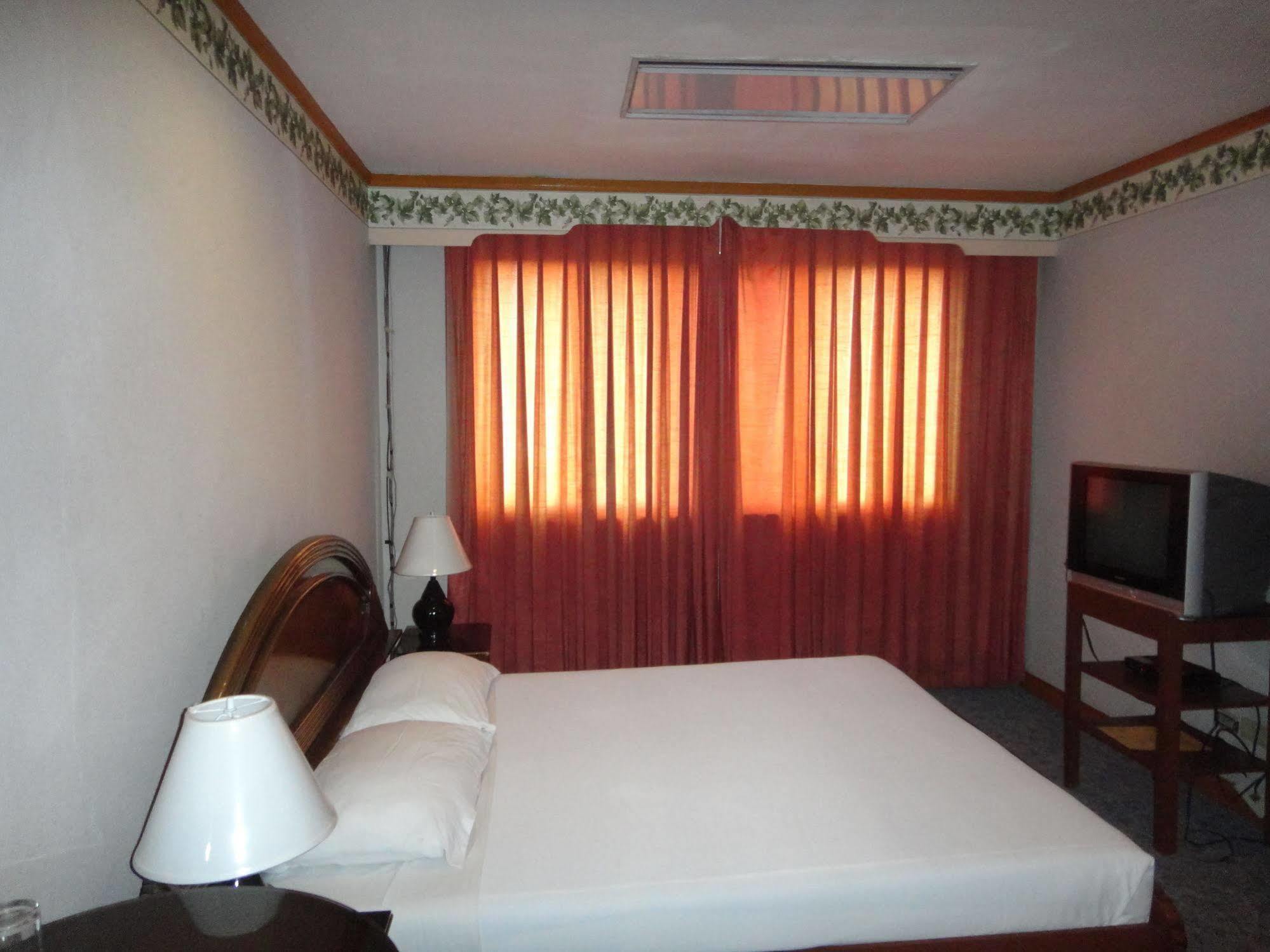 Holiday Plaza Hotel Cebu Zewnętrze zdjęcie